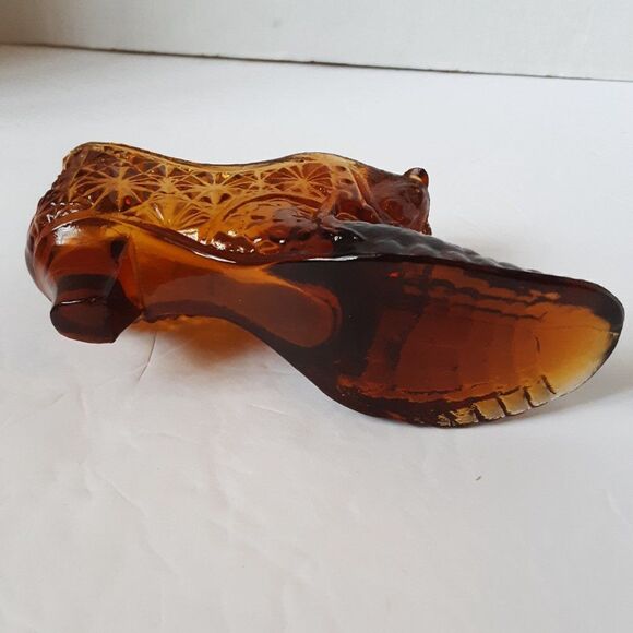 Fenton Glass Shoe with Cat - Amber Glass with Daisy Button pattern - Picture 9 of 10